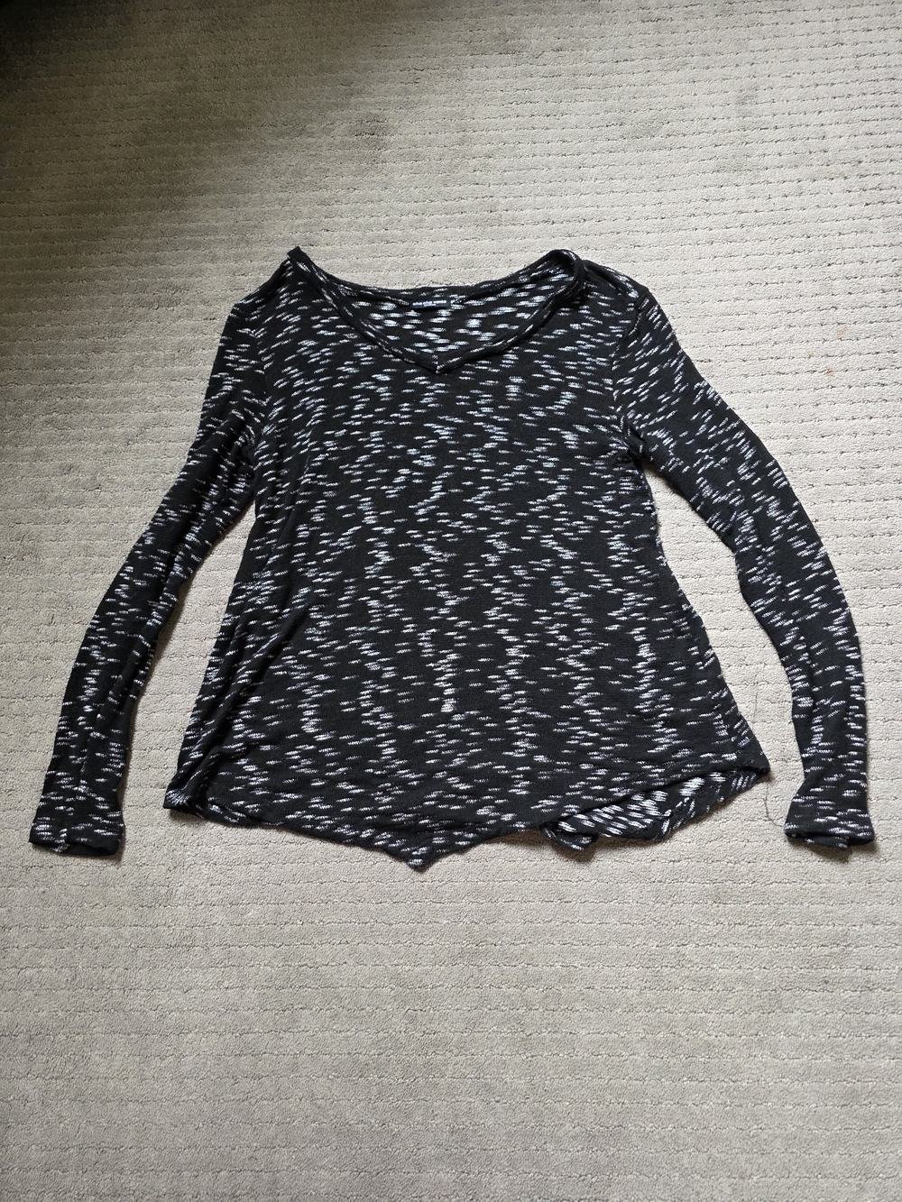 cha cha vente Black & White Speckled Long-Sleeve V-Neck Top